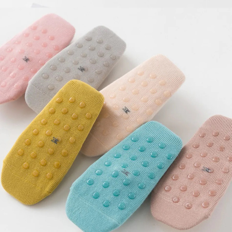 Παιδικά αντιολισθητικά καλτσάκια καμηλοπάρδαλη - Καφέ