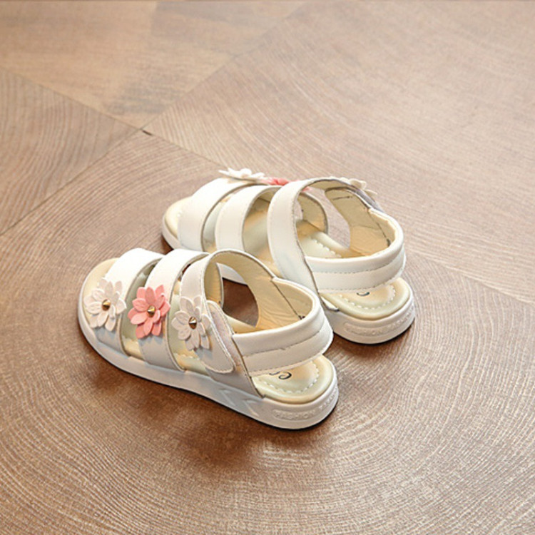 Παιδικά καλοκαιρινά σανδάλια με λουλουδάκια - Λευκά